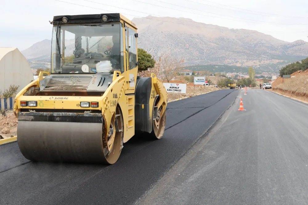 Elmalı Toptancı Hal yoluna sıcak asfalt