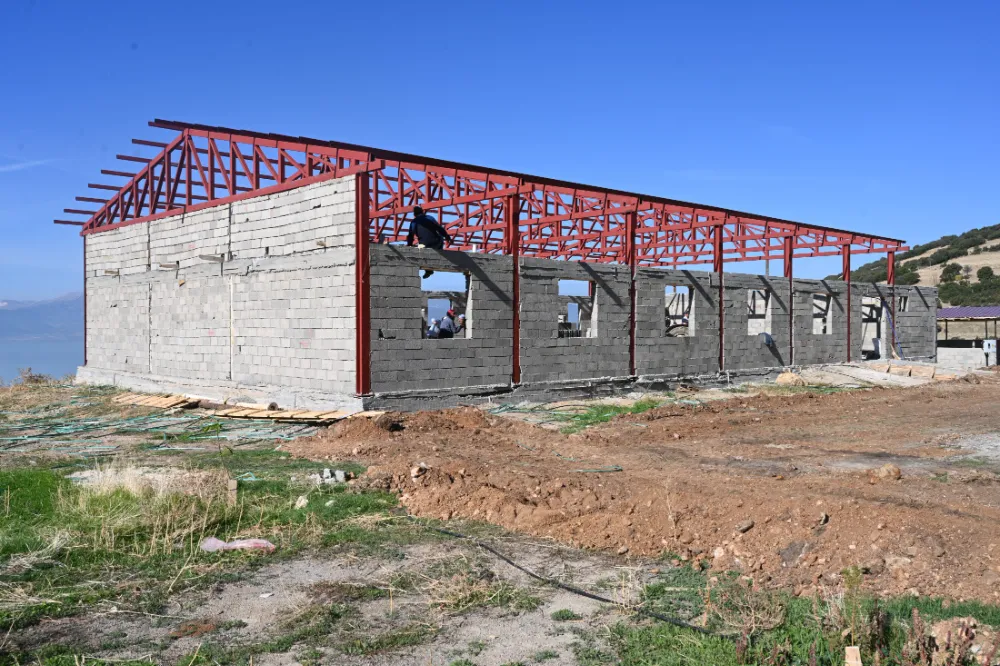 Isparta Belediyesi’nden Yeşilköy’e yapılan sosyal tesis binasına malzeme desteği 