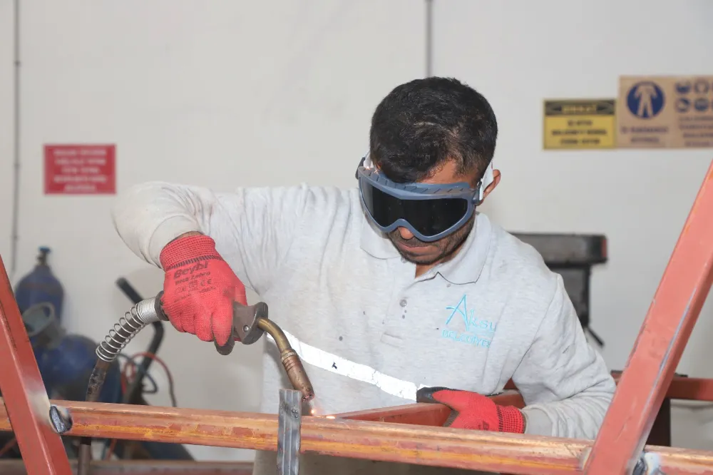 AKSU BELEDİYESİ, KENDİ ATÖLYESİNDE ÜRETTİĞİ AHŞAP ÜRÜNLERLE TASARRUF SAĞLIYOR