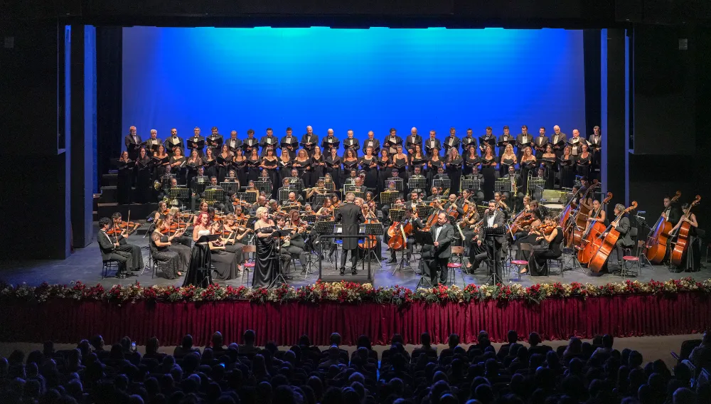 NEFES KESEN KONSERDE   SALON ALKIŞLARLA ÇINLADI!