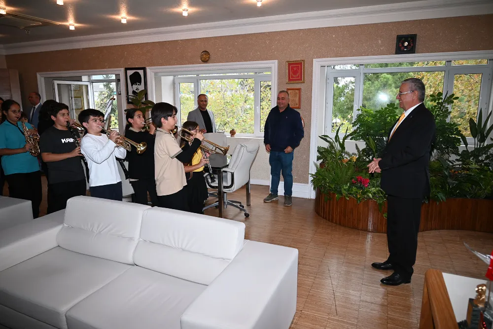 Geleceğin müzisyenlerinden Başkan Topaloğlu’na Öğretmenler Günü sürprizi