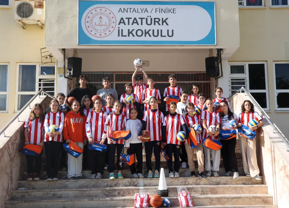 Büyükşehir’den geleceğin sporcularına malzeme desteği 