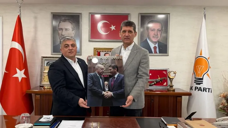 AK Parti Antalya il başkanı Ali Çetin’e anlamlı hediye