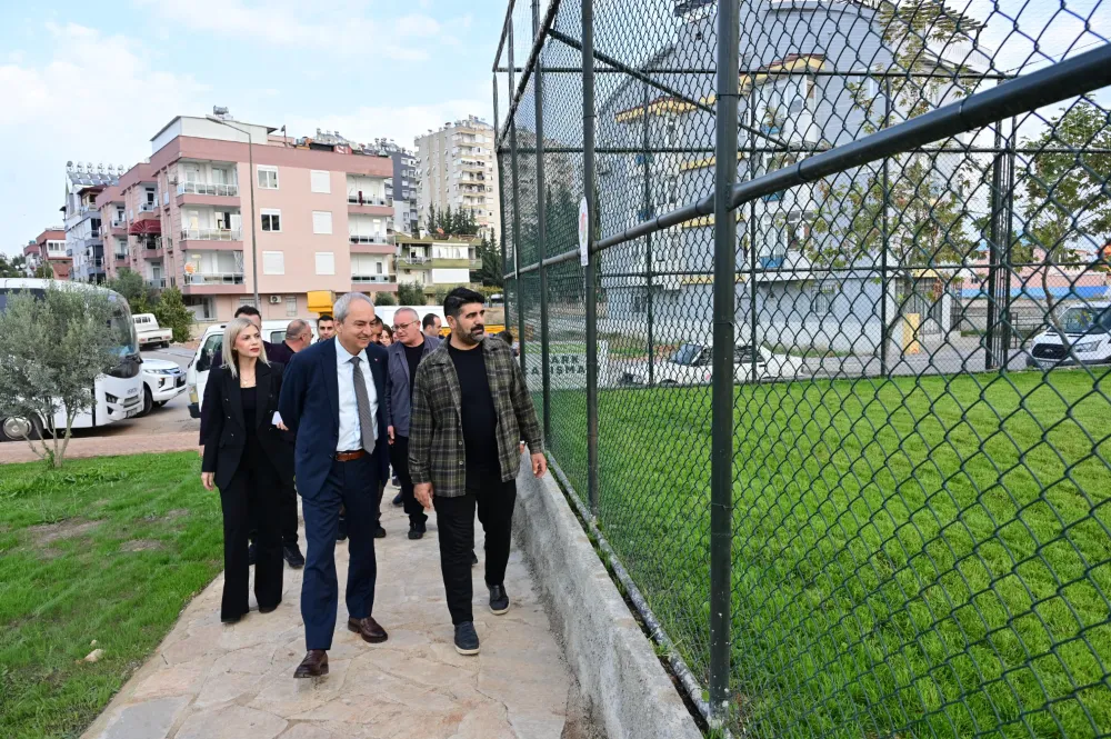 Çocuklar istedi, Başkan Kocagöz çim saha yaptı 