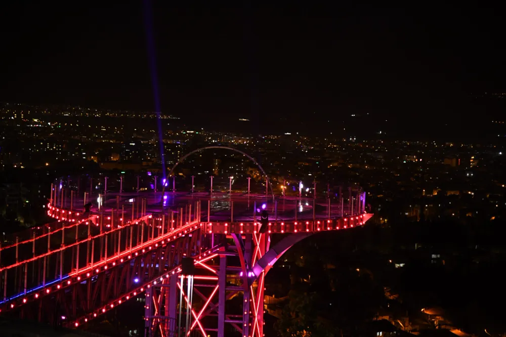 Cam seyir terasta anlamlı ışıklandırma