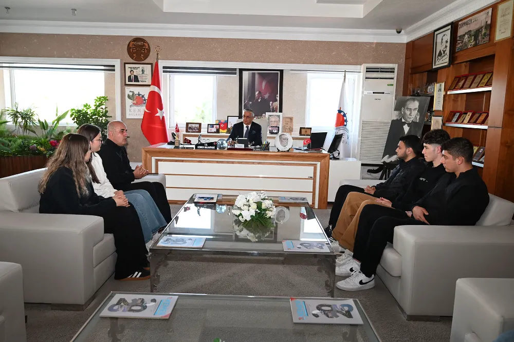 Öğrencilerden Başkan Topaloğlu’na teşekkür ziyareti