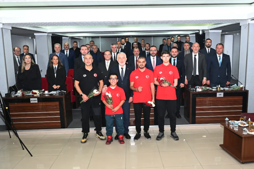 Başkan Başdeğirmen, engelli başarılı sporcuları altınla ödüllendirdi