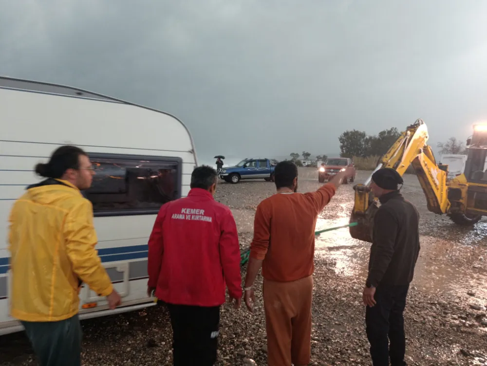 Karavanlarında mahsur kalan turistler kurtarıldı