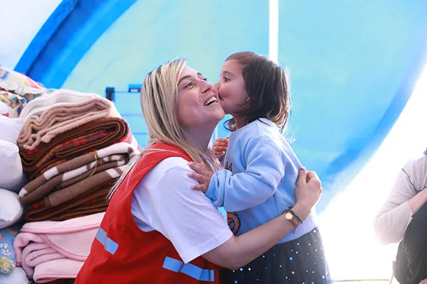 KIZILAY’IN İYİLİK ORDUSU BAYRAMLIKLARLA YÜZLERİ GÜLDÜRÜYOR