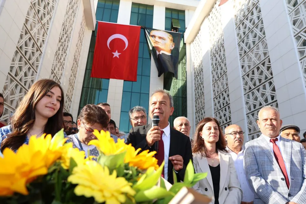 Başkan Dal mazbatasını aldı, koltuğuna oturdu