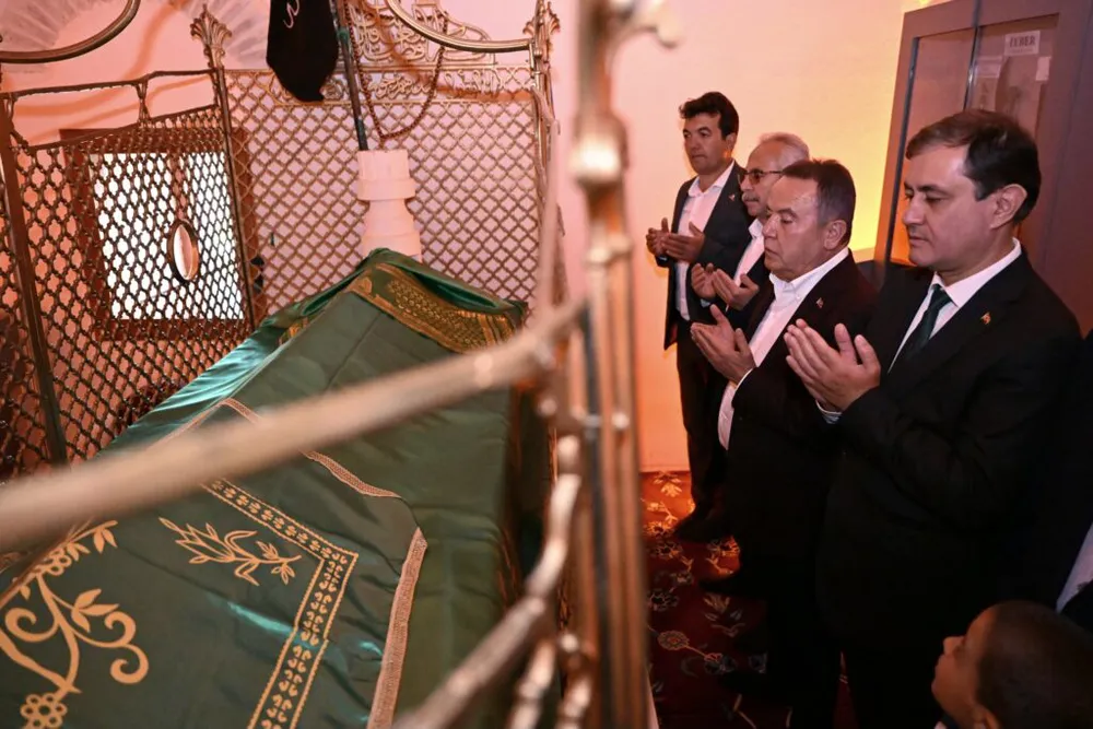 Başkan Böcek Kadir Gecesi’ni Elmalı’da geçirdi