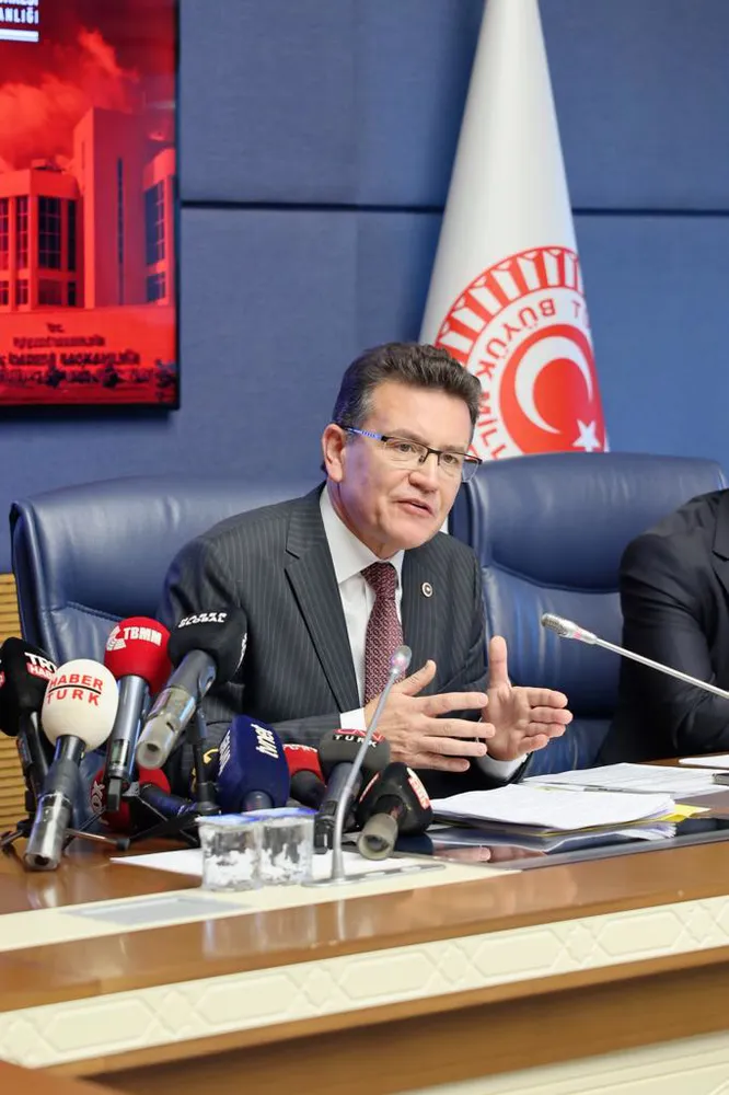 ATAY USLU: SEVGİ İLE BİRLİKTE NİCE BAYRAMLARA 