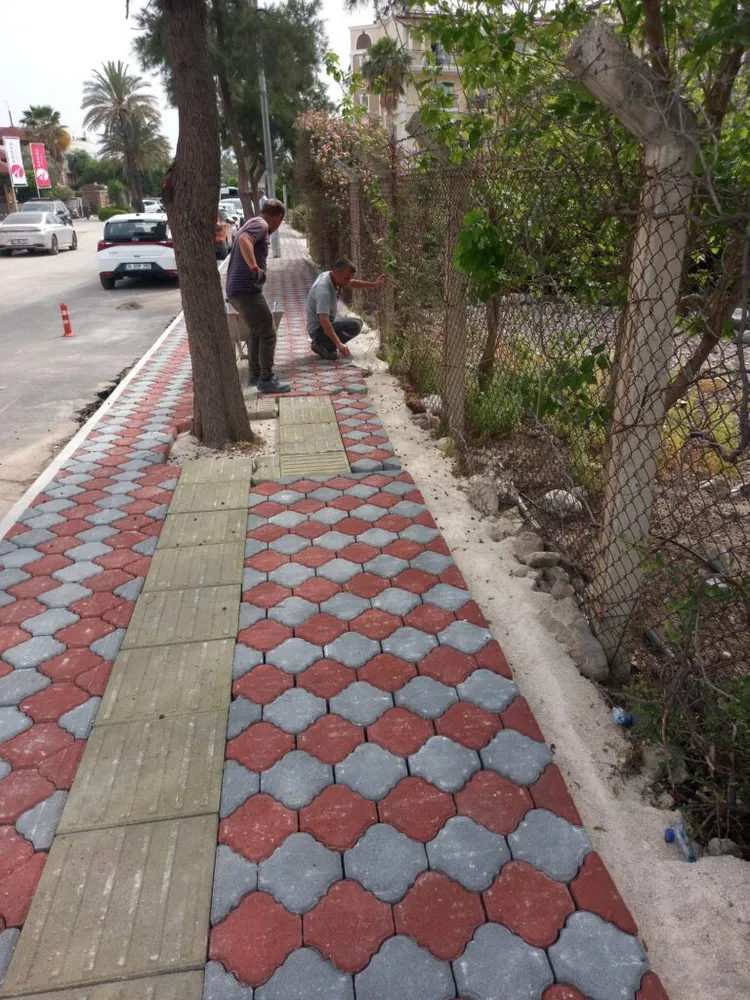 Kemer’de yol ve kaldırım çalışmaları 