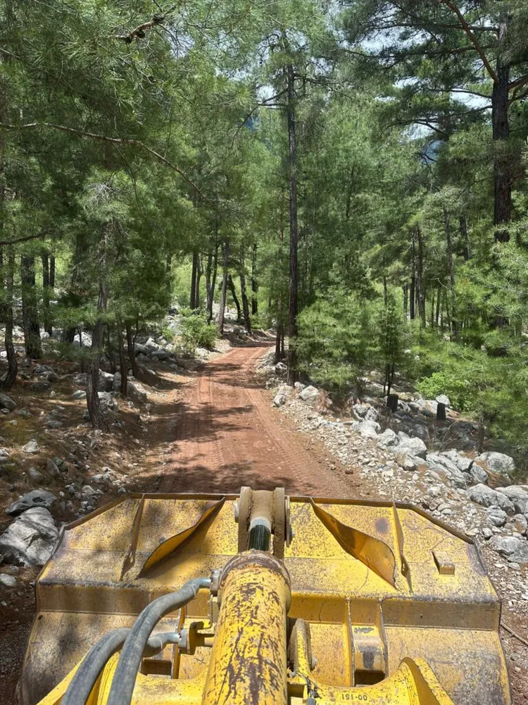 Kemer’de yol ve kaldırım çalışmaları