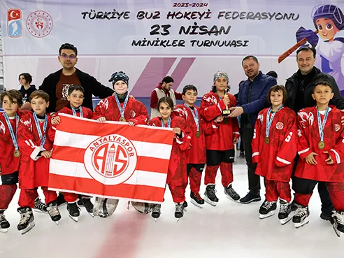 Antalyaspor Buz Hokeyi Takımı Sezona Kupa ile Başladı