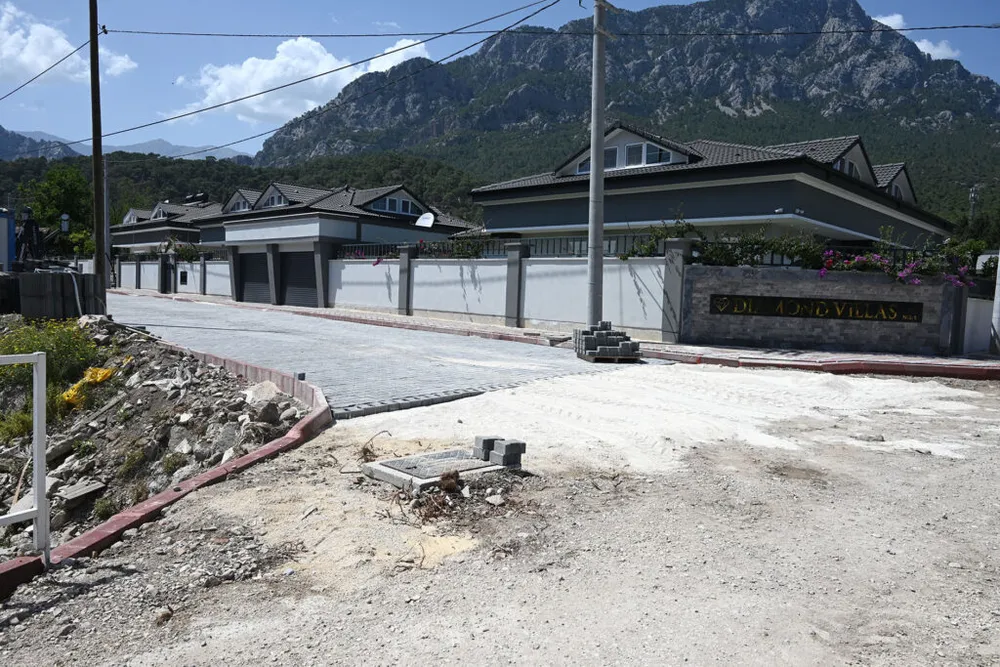 Arslanbucak Mahallesi’nde yol ve kaldırım çalışması