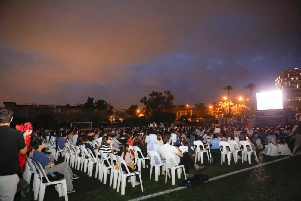 ALANYA BELEDİYESİ ÜNİVERSİTE ÖĞRENCİLERİNİ AÇIK HAVA SİNEMASI’NDA BULUŞTURDU