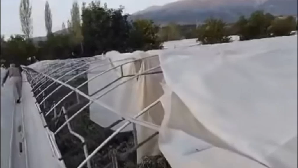Kaş Gömbe Yaylası’nda fırtına seralara zarar verdi