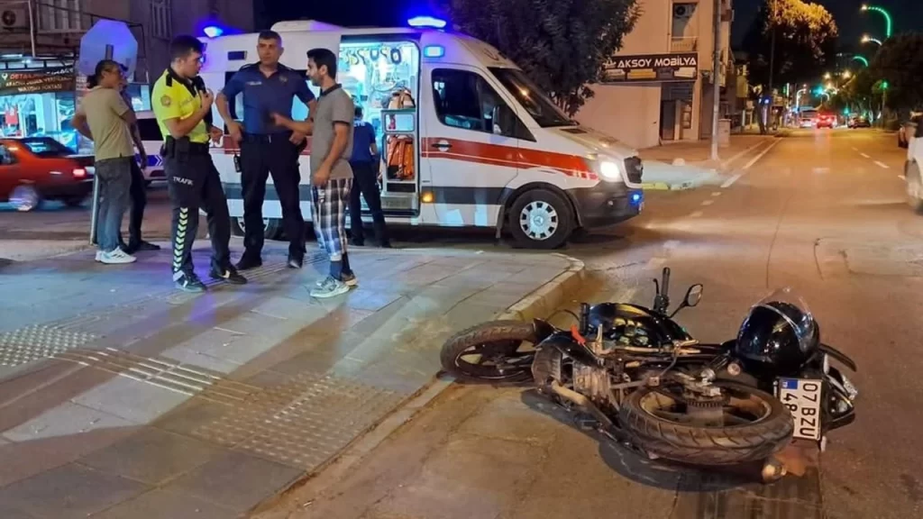 Serik’te motosiklet kazası: Kadın sürücü yaralandı